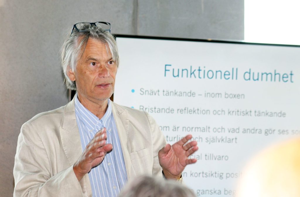 Ekonomiprofessorn Mats Alvesson vid Lunds universitet talade om faran med att inte tänka kritiskt.